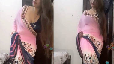 aunty in saree exposing herself in this hawt clip